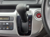 運転席より操作性の良いシフトレバーと、オートエアコンのスイッチ等の画像です。