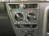 寒い冬も暑い夏も全席に快適な空調を届けてくれる、ダイヤル式エアコンを装備♪