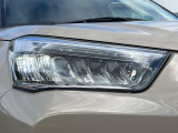 【LEDヘッドライト】悪天候や夜間走行時も良好な視界を確保し安心して運転できる高輝度LEDヘッドライトを装備!点灯速度が早く、消費電力も抑えられています。