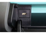 給電用USBポートも装備されています。iPhoneやスマートフォンの充電など、車内にあると便利なアイテムのひとつですね!