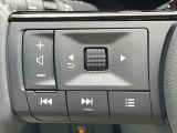 ハンドルから手を離さずにオーディオの操作ができるステアリングスイッチ付