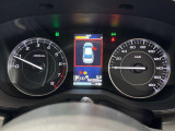 【メーターパネル】タコメーターと180km/hまでのスピードメーターを左右に配置し、中央にはシフト位置や燃料残量などを表示。視認性に優れたメーターです。