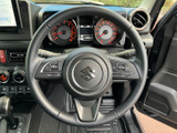 握りやすいステアリングは、運転の楽しさを向上させます。操作性にも優れており、スムーズなドライビングを実現します。快適な運転姿勢をサポートします。