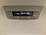 ルーフ中央にエアコン操作パネルがついていますので、2列目・3列目にお乗りの方も快適に過ごせます。