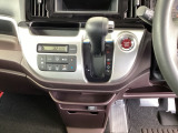 足元スッキリ、インパネシフトです。パーキングブレーキはフットブレーキタイプなので、運転席と助手席の間がスッキリしています。