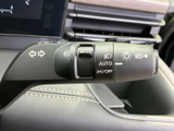 操作しやすい位置に配置されたウインカーレバーで、スムーズな車線変更をサポート。安全運転をサポートする機能が充実しています。確実な操作感です。