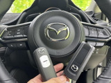 握りやすいステアリングで、快適な運転操作を実現。操作性にも優れ、スムーズなハンドリングをサポートします。キズや使用感も少なく綺麗な状態です。