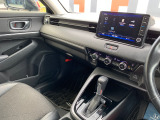 助手席周辺はこのようになっております。運転手だけでなく助手席に一緒に乗られる方も広々と快適にお乗り頂けるような設計です!各種装備を次の写真からご案内いたしますのでご覧ください。
