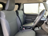 運転席からの視界は良好。シンプルな操作系で、運転に集中できます。シート形状も身体をしっかりホールドします。
