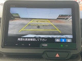 【リアカメラ】リバースに入れるだけで後方の映像が映ります。安全確認や、狭い駐車場での車庫入れ、雨の日や夜間など視界の悪い時に便利です。安全にバックする為には欠かせない装備です。