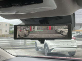 車両後方のカメラ映像をルームミラーに映し出し、後席に乗車していたり積載物などで後方視界が遮られることを軽減しています