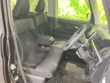 広々とした室内空間で、ゆったりと快適なドライブを楽しめます。運転席からの視界も良好で、運転操作もスムーズです。
