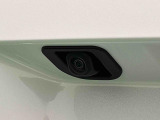 バックカメラ ナビゲーション等を装着した場合には車両の前後左右に搭載した4つのカメラにより、車庫入れや狭い道でのすれ違いをしっかりサポートするパノラマモニター対応カメラが付いてます