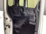 ホンダ車の低床ボディは、チャイルドシートへのお子さまの乗降や荷物の積載もスムーズ。後席にも左右分離式のアームレストがついております。ゆっくりおくつろぎいただけます。