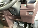 燃費をよくするECON、横滑りを防ぐVSAなどのスイッチは、運転席の右側、手の届きやすい位置にあります。