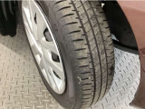 安全に走行するためには空気圧の確認をはじめ溝の深さ、ひび割れの等の点検が必要です。点検時に交換が必要と判断した場合は交換いたします。