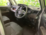 運転席からの視界は広く、運転操作もスムーズに行えます。落ち着いた色調のインテリアは、長時間のドライブでも疲れにくい工夫が施されています。
