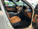 電動シート、運転者に合わせてシート位置を2個設定できます。