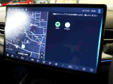 ディスプレイは左右に分割し、別々のアプリを表示することが可能です