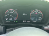 視認性の高いメーター類で、運転に必要な情報を的確に把握できます。スポーティーなデザインも魅力的です。