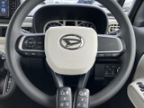手に馴染む形状で、運転操作を快適に。オーディオやハンズフリー通話など、便利な機能も搭載し、運転の質を高めます。