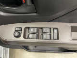 パワーウィンドウスイッチで運転席から全席の窓の開閉ができます♪