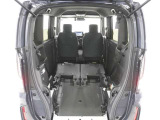 この車両は車いす仕様車です。車いすを楽に載せられるよう装備設計されており、スロープで段差なく車いすを載せることができます。
