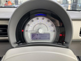 視認性の高いメーター類で、運転に集中できる環境です。走行距離や燃料残量など、必要な情報を一目で確認できます。シンプルで分かりやすいデザインも魅力です。