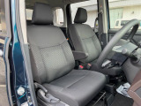 運転席まわりには十分なスペースがあり、大柄な方でもゆったり運転していただける環境です。