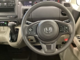 【ハンドル】運転にかかわる様々な操作を安全に行えるように視点移動が少なく操作性に配慮されたスイッチ類が凝縮されたコックピットです。