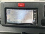 純正ナビを装備。タッチパネル式で使いやすく、お出かけもラクラクです。