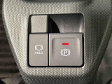 指先だけで簡単に操作が可能な電動パーキングブレーキを採用。「HOLD」スイッチを押すと、渋滞や信号待ちなどでブレーキペダルから足を離しても、ブレーキを保持するので安心です