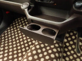 カップホルダーは運転席や助手席からちょうど手の届く位置です!!
