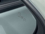 ブラインドスポットモニター(BSM)を装備しています。隣を走る車両が死角に入るとミラー内LEDインジケーターが点灯。さらに、ウィンカーを出すとインジケーターが光って点滅して注意を促してくれます。