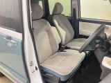 【運転席・助手席転席】運転席の足もともゆったりで長距離ドライブでも快適に★