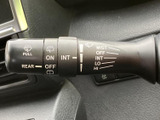 雨天時でもクリアな視界を確保できるワイパーレバー。様々なモードを切り替えて、状況に応じた視界を確保できます。