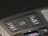【パワーバックドア】スマートキーや運転席のボタンを押すだけでリアゲートが自動で開閉します!荷物を持っている時や、高い位置にあるバックドアを閉める際に便利な機能です♪