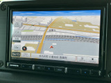 見やすい地図表示で、目的地への道案内をスムーズに行えます。渋滞情報も確認でき、効率的なルート選択をサポートします。