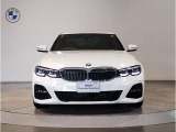 【BMWの伝統】BMWの特徴的な&ldquo;キドニーグリル&rdquo;は、80年以上続く伝統の形でございます。変わらないこだわりのデザインが、プレミアムブランド&ldquo;BMW&rdquo;を創り出します。