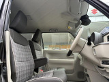 アームレスト付きの運転席は