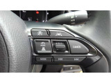 レーダークルーズコントロール(全車速追従機能付)付きです。車速に応じて追従支援してくれるので、ロングドライブも快適です。詳細は販売店スタッフまでおたずねください。