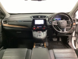 車内は光触媒抗菌消臭施工済です。スタイリッシュなデザインでスポーティなインパネ周りを演出します。グローブボックスやカップホルダーのほかにトレーなどたくさんの収納スペースが付いています。