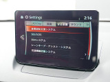 こちらのお車には先進安全装備が多数搭載されています。衝突被害を回避あるいは軽減するためのブレーキや、後方死角からの接近警報、車線逸脱を防止する警報装置など、詳しくはスタッフまでお尋ねください。
