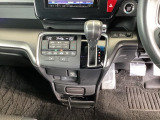 足元スッキリ、インパネシフトです。パーキングブレーキはフットブレーキタイプなので、運転席と助手席の間がスッキリしています。