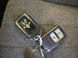 スマートキーを携帯していれば、キーを取り出さずにドアの施錠・解錠が可能!エンジン始動もスイッチ操作で行えます。毎日の乗り降りをスマートにしてくれる便利な装備です。
