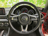 握りやすいステアリングは、運転の楽しさを向上させます。操作性も高く、スムーズなハンドリングを実現しています。