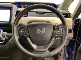 ハンドルにHondaセンシング系のクルーズコントロールやレーンキープアシストなどのスイッチと、オーディオの操作スイッチが装備されています。ハンドルから手を離さず安全に操作できます。