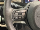 ステアリングにオーディオ操作スイッチが付いています。オーディオ画面に直接タッチしなくても操作が出来ますので、運転に集中できます。