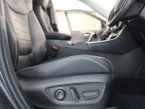 パワーシート搭載。微妙な調整が手軽にでき、ピッタリなポジションで運転することが可能です。