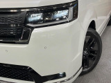 【LEDヘッドライト】悪天候や夜間走行時も良好な視界を確保し安心して運転できる高輝度LEDヘッドライトを装備!点灯速度が早く、消費電力も抑えられています。